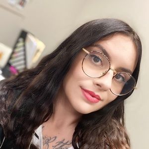 Meet your Posher, Cassandra